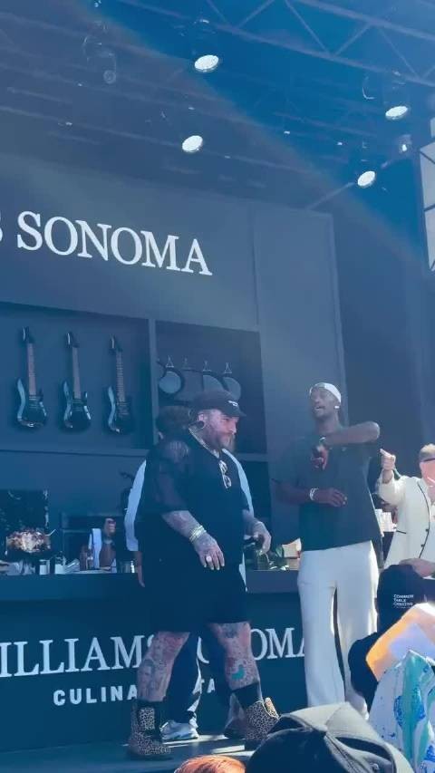 吉米·巴特勒在BottleRock音乐节的舞台上蹦来蹦去