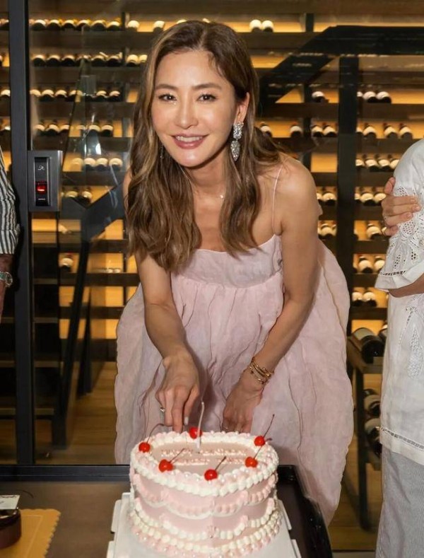 香港名模生日群星到贺，张智霖满面倦容惹担心，与袁咏仪对比明显