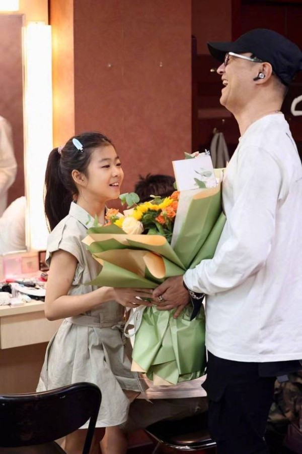 汪峰为女儿醒醒送上鲜花。