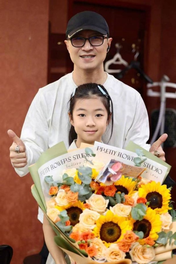 汪峰和女儿醒醒同框合影,父爱满满。