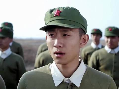 新兵站岗发现有人擅闯，下秒鸣枪示警喜提三等功