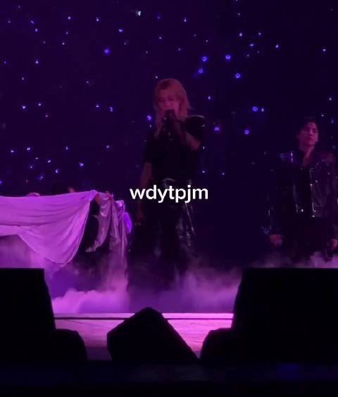 哦莫这个衣服里面是纱 /cr.见logo