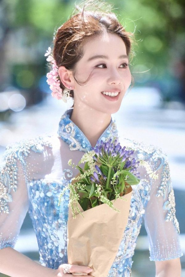 刘诗诗穿蓝色旗袍柔情似水！捧花甜笑气质优雅明媚
