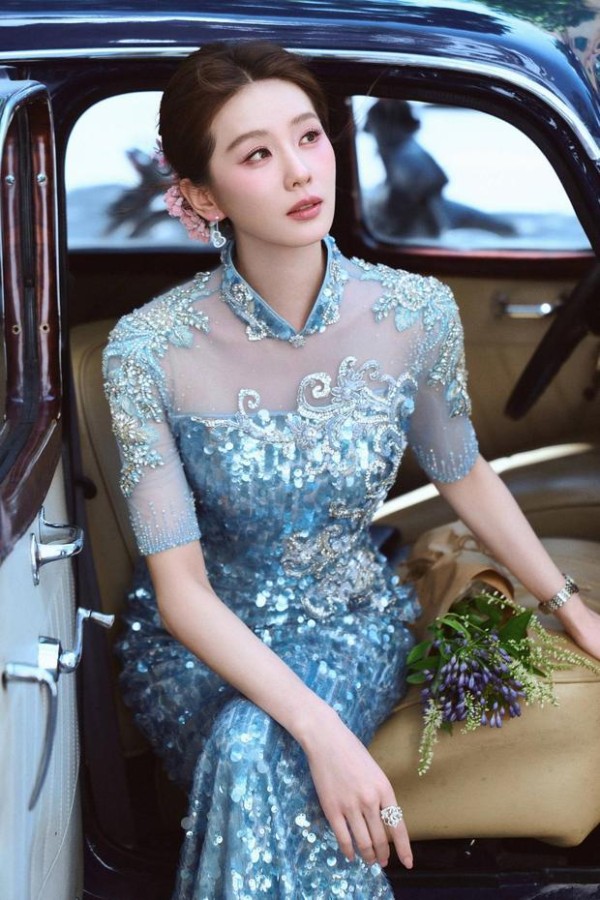 刘诗诗五官精致, 美貌养眼。