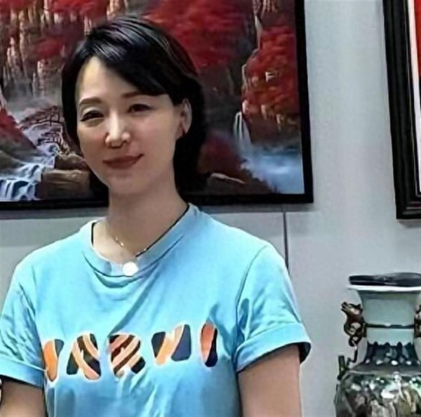 53岁董卿上海隐居！褪去光环素颜逛菜场，通透人生赢在转身