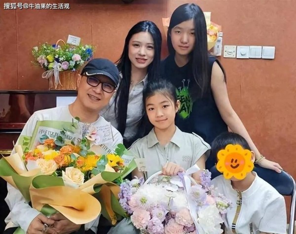 54岁汪峰晒与4个孩子合照，21岁小苹果颜值不输明星，醒醒像章子怡