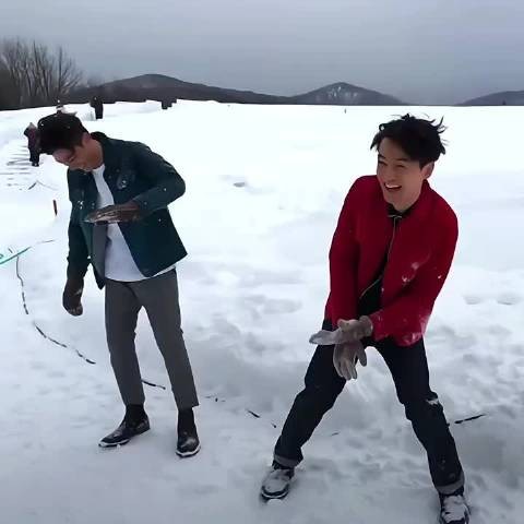 胡歌霍建华雪景封面断货创双人封潮流