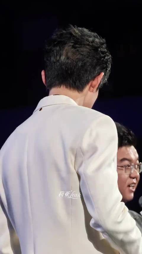王鹤棣活动现场摘耳返听粉丝力挺