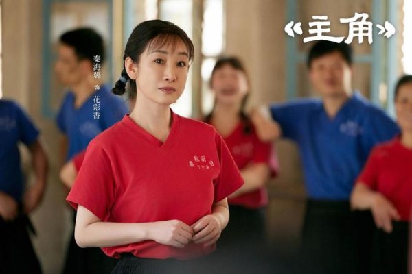 《主角》里花彩香摆摊卖凉皮，看得人心里五味杂陈！
