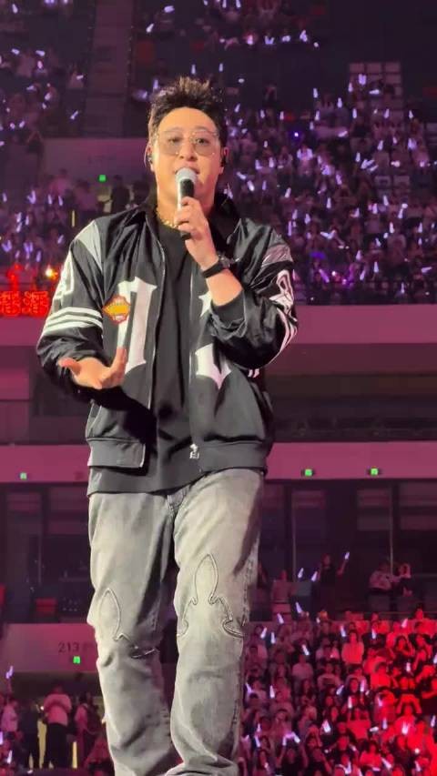 潘玮柏带病连唱四首rap,面瘫仍坚持演出