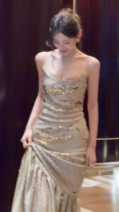 迪迪不畏爆闪亮片晚礼服 抹胸礼服造型