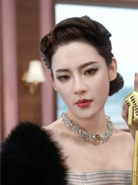 阿尔忒弥斯美伢跟着旋律摆动，把所有拘谨，都丢在了身后