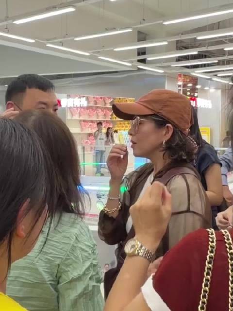 章子怡长沙亮相银发挑染气质出众