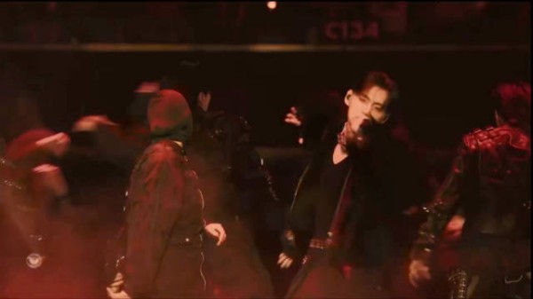 BTS金泰亨AMAs开场表演，主持人透露SWIM现场或将上演