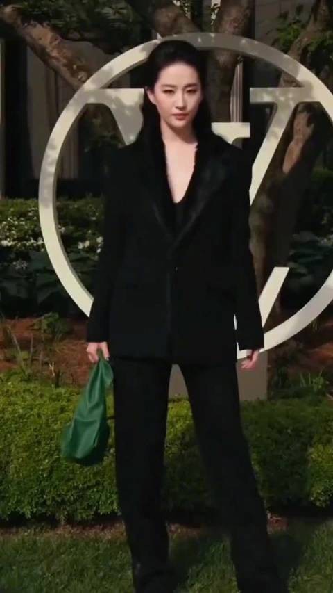 刘亦菲lv看秀官方镜头！气场好强