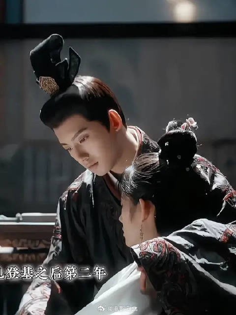 男主是的父皇一心想废弃掉的太子另立他人