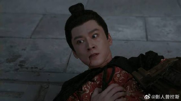黑衣人偷盗宝物 李莲花一袭白衣一人一剑，再现剑神神威