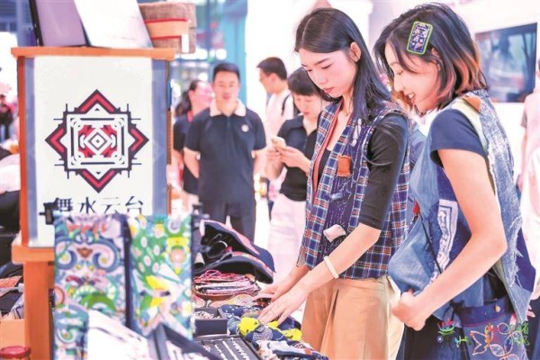 深圳文博会上 观众轻松“玩转”贵州