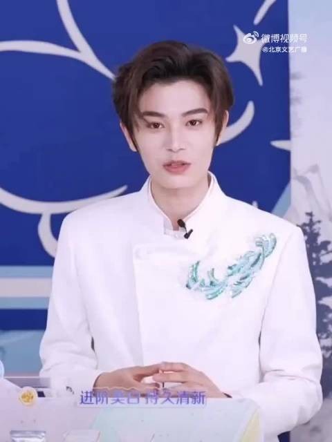 丁禹兮新中式造型亮相直播,清唱《只对你有感觉》