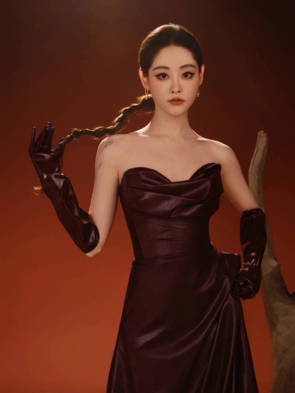 搜狐娱乐讯 近日,祝绪丹一组新造型释出。她身穿深棕色抹胸皮裙,搭配同色系长手套,在酷飒与性感之间拿捏得恰到好处,尽显轻熟迷人魅力。