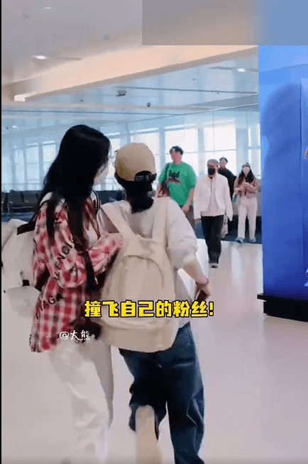 陈嘉桦机场偶遇张信哲，激动奔跑不慎撞到粉丝