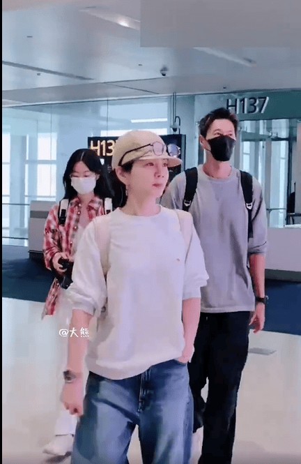 Ella出现在机场。
