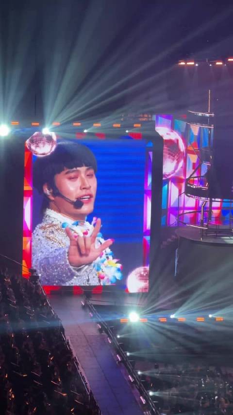 安全意识挺强的，上台表演还戴头盔