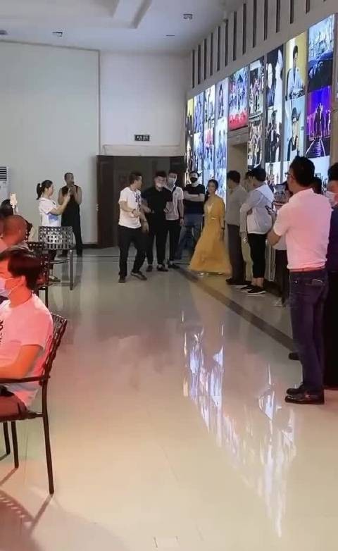 杨子狂刷礼物争当黄圣依直播榜一大哥遭冷眼