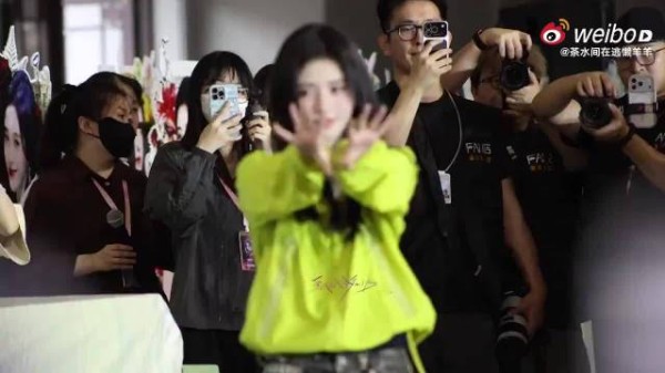 鞠婧祎新剧开机被工作人员搂走，挥手告别粉丝