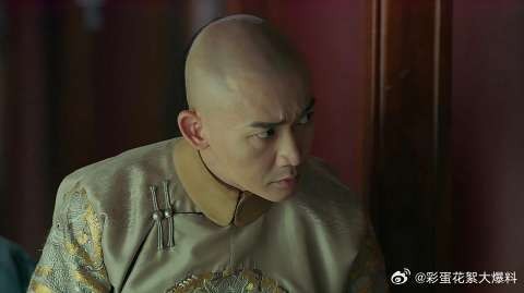 皇上偷偷进了延禧宫,发现房里没有炭盆,璎珞还在绣字