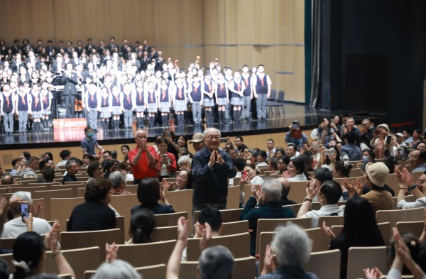 庆祝上海解放77周年，96岁吕其明泪洒音乐会现场