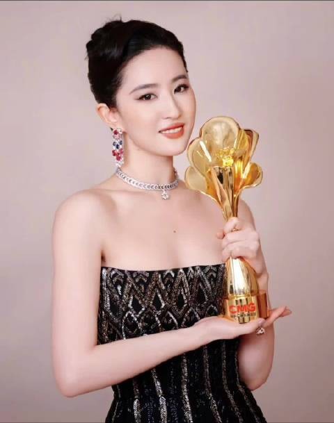 白玉兰奖前瞻,杨幂刘亦菲杨紫竞争激烈
