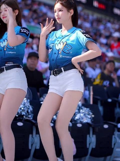韩国拉拉队金正元肤白貌美街拍美女