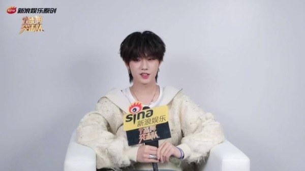 张子墨音乐节表演40分钟，盼粉丝忘炎热享舞台