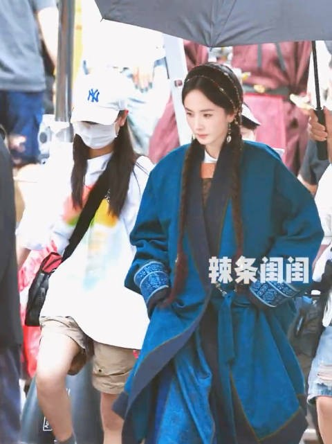 编着小辫的西域公主幂 这里应该是胡人装扮姑姑冯娷吧
