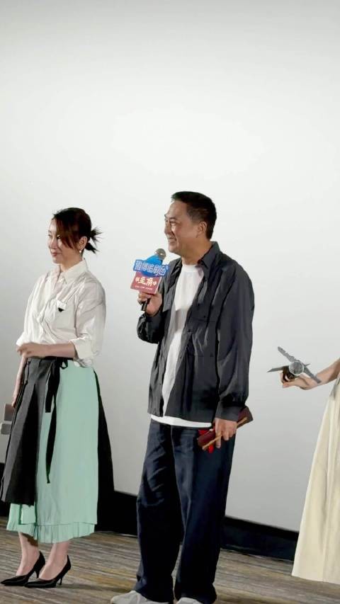 张嘉益追剧团现场配合粉丝指令完成动作