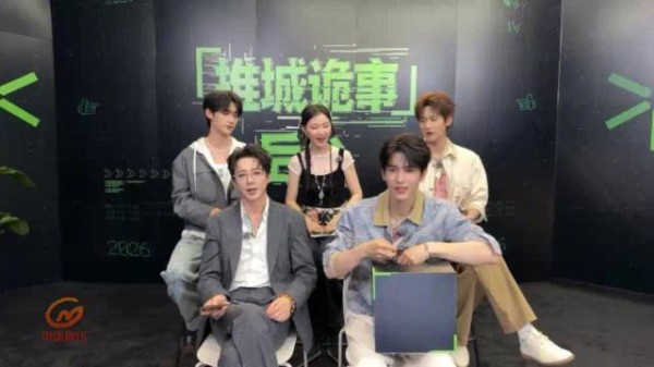 张凌赫直播穿牛仔外套抽盲盒宠粉