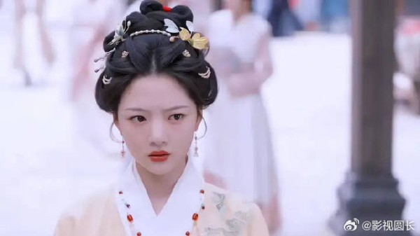 “这才符合大小姐出行嘛，身边有会武的丫鬟而不是等别人来救”