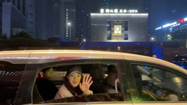 陈丽君奔跑吧下班开窗给粉丝打招呼,又一次的双向奔赴!