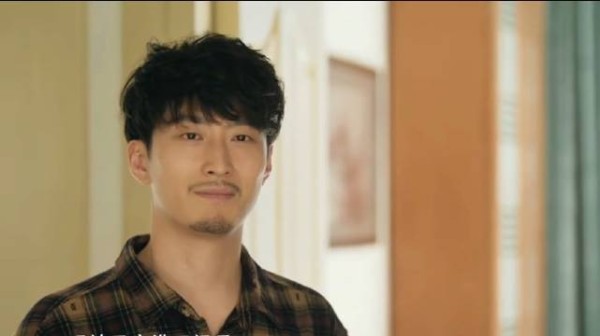 看秦娥唱戏哄孩子的画面，回到家中的刘红兵面上满是幸福的味道