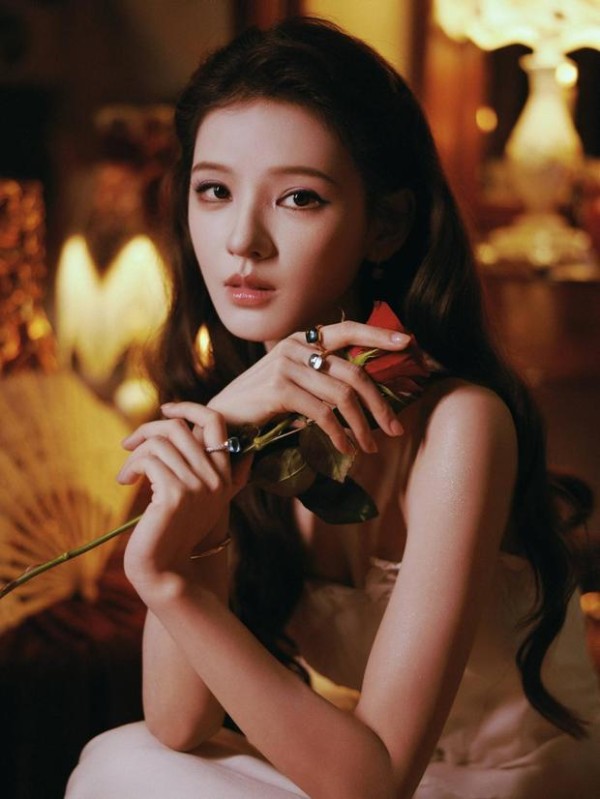 张予曦的五官精致,美貌养眼。