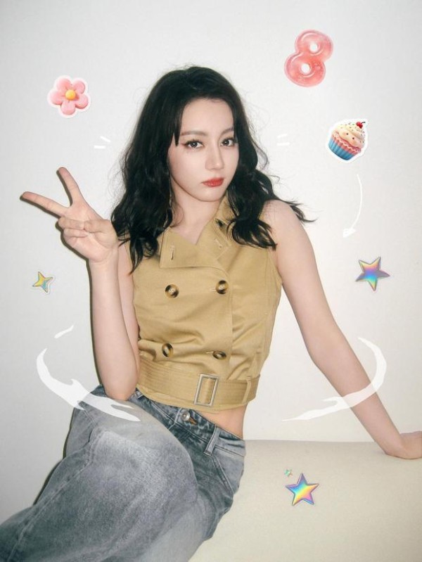 迪丽热巴妆容精致，美貌养眼。