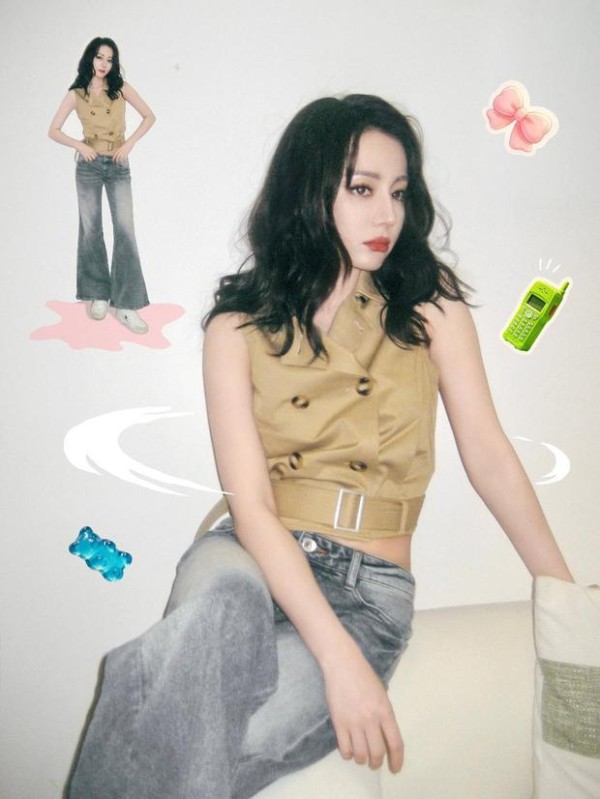 热巴打扮得时髦靓丽，漂亮极了。