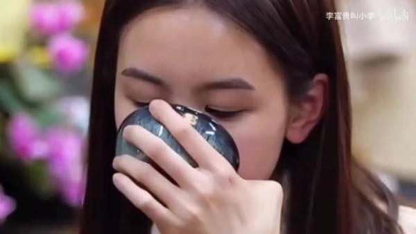 陈都灵酒品好，喝多了自己找地方睡觉！哈哈哈