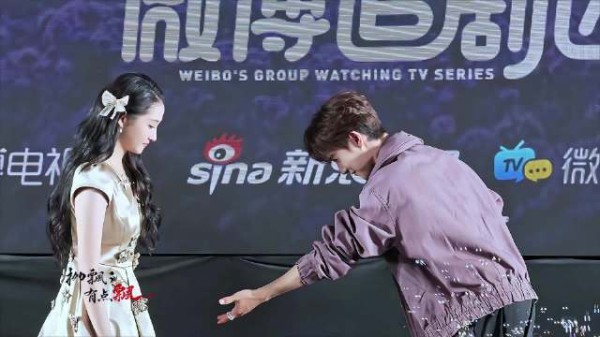 关晓彤李昀锐跳华尔兹~好会啊！是谁嗑到了