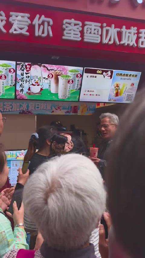 黄仁勋最近热搜很多啊,而且都是正面