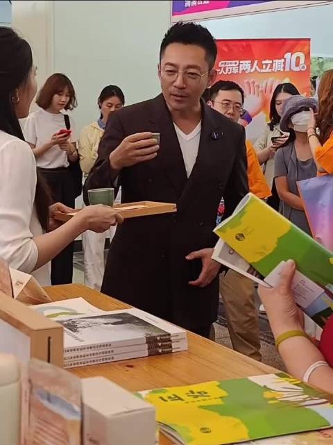 汪小菲现身北京展会,人气爆棚!33度高温穿西服,被赞敬业!