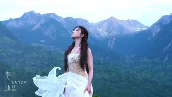 李兰迪VOGUE红毯,手里拿了好大一朵花