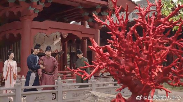 司马敬奉上好红珊瑚，以为能入花鸟使法眼，怎料被打脸