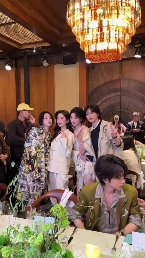 周洁琼、刘诗诗、孔雪儿、陆柯燃晚宴同框合照,诗诗姐嘟嘟嘴好美萌啊